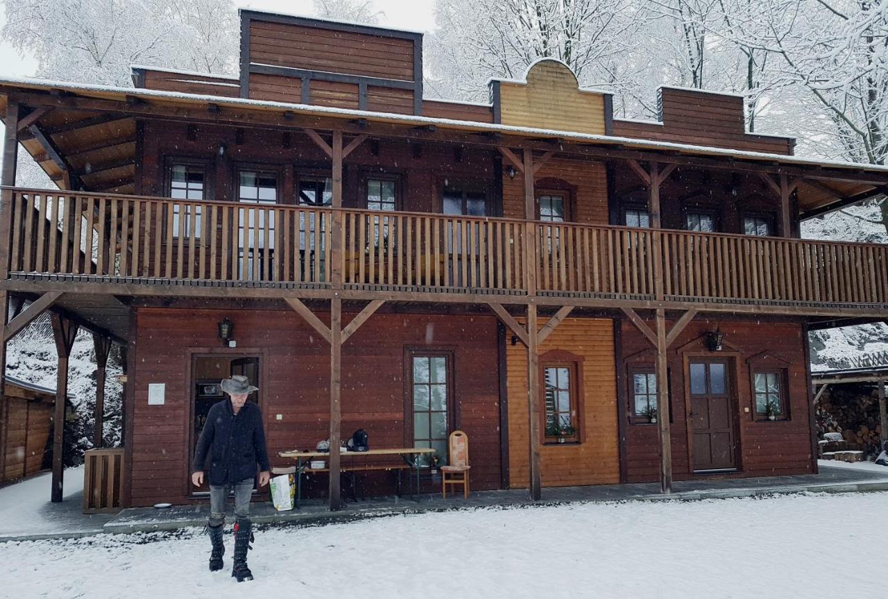Pensiony A Ubytovani V Kempu Indiana Edrovice Exterior foto